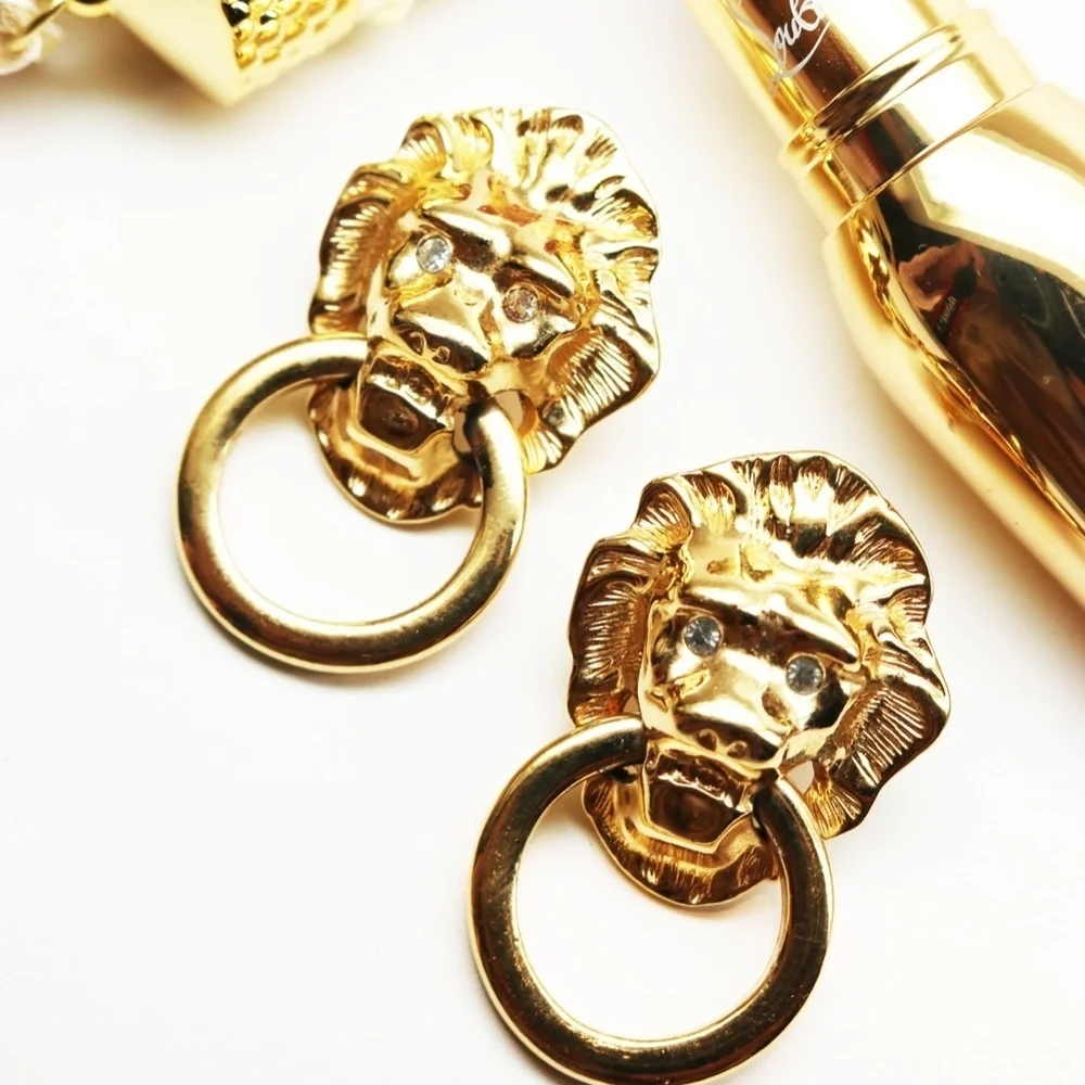 โจ VINTAGE KJL Lion's Head Doorknocker Earrings ๐ - Picture 9 of 16